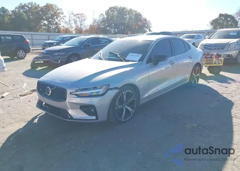 2024 Volvo S60 B5 Core Dark Theme z USA, uszkodzony, nr VIN 7JRL12FK0RG309066